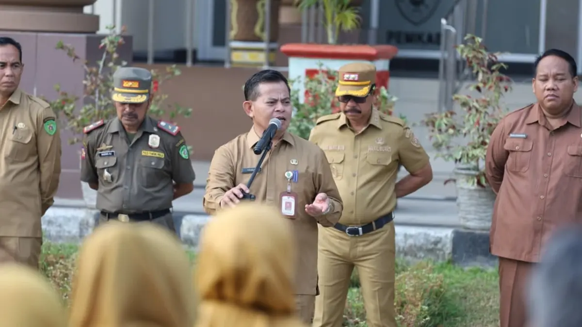 SIAGA HADAPI KARHUTLA: Tohar mengingatkan OPD terkait untuk meningkatkan kesiapsiagaan menghadapi potensi karhutla saat memimpin apel gabungan di halaman Kantor Bupati PPU, Senin (31/8/2026).