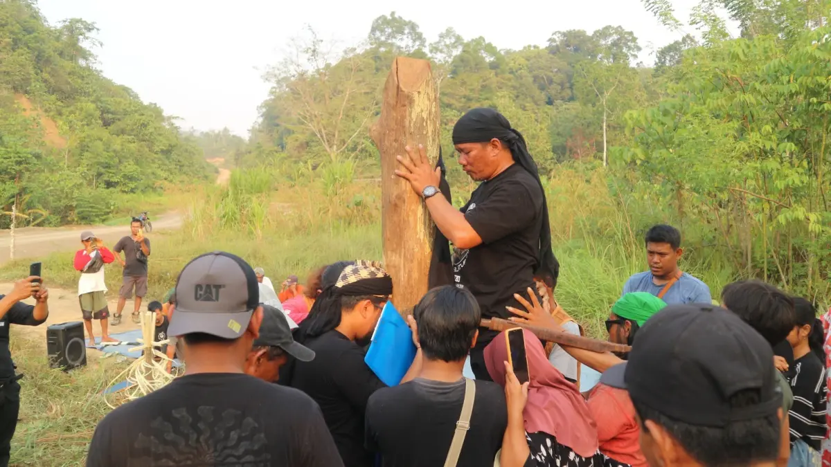 Tokoh dan masyarakat adat Dayak Basap menggelar ritual adat di Kilometer 20, Kecamatan Karangan, Kabupaten Kutai Timur, Selasa (1/9/2026).
