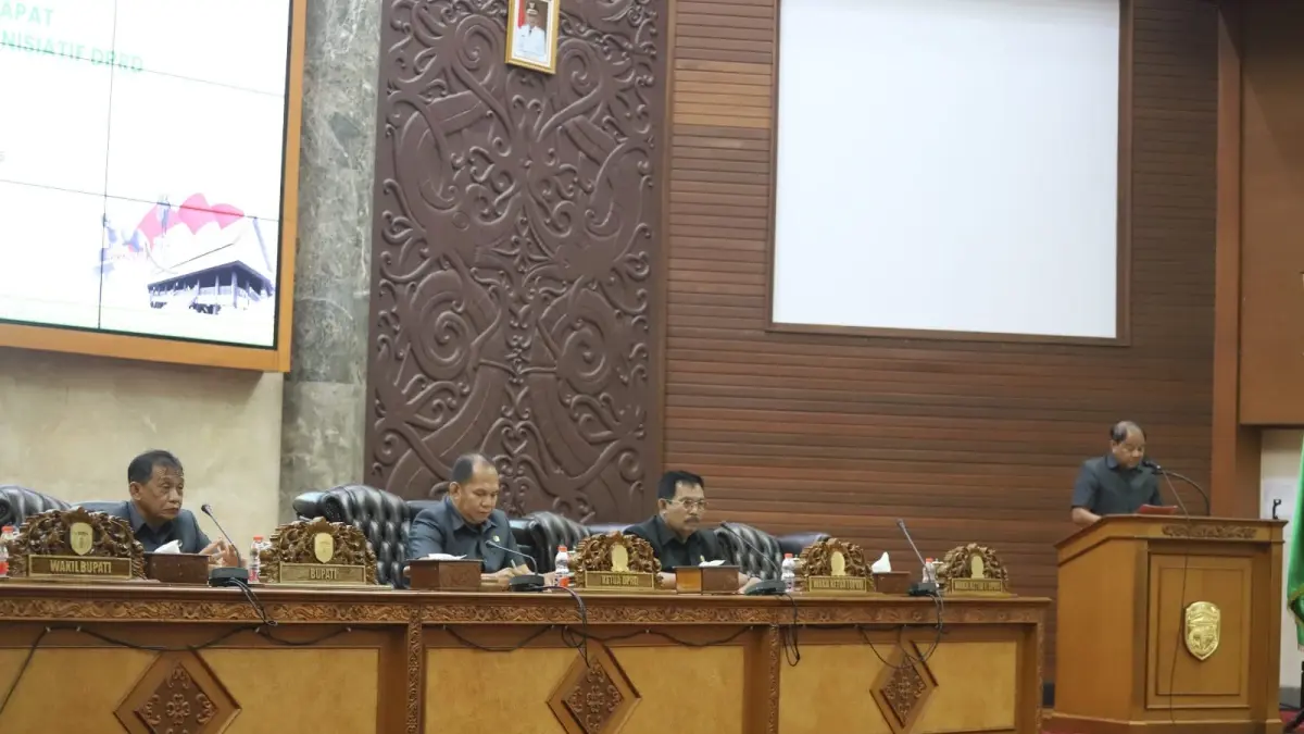 Wakil Bupati Kutai Barat H. Nanang Adriani menyerahkan dokumen tanggapan resmi Pemerintah Kabupaten Kutai Barat kepada Wakil Ketua DPRD Kutai Barat Agustinus dalam Rapat Paripurna DPRD di Ruang Rapat Utama DPRD Kubar, Sendawar, Selasa (1/9/2026).