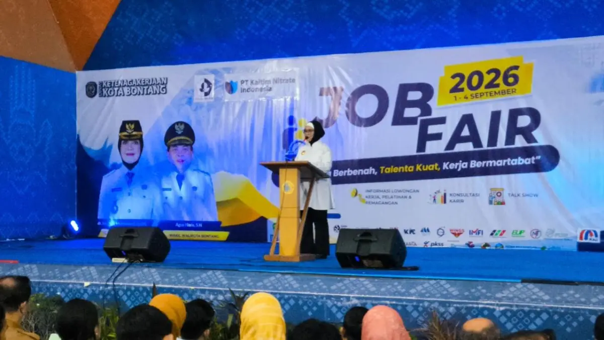 Wali Kota Bontang Neni Moerniaeni membuka job fair yang diselenggarakan di Gedung Serba Guna Kopkar Pupuk Kaltim. (FOTO: ADIEL KUNDHARA/KP)