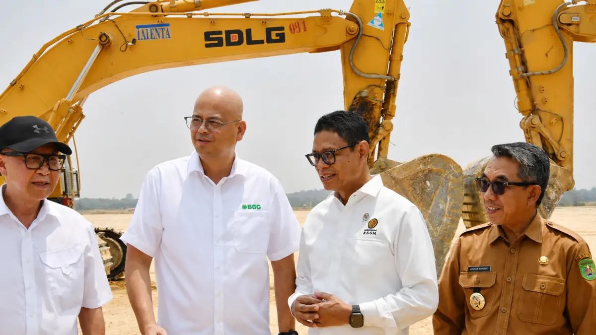 Yuliot Tanjung (dua kanan) bersama Bupati Kutim Ardiansyah Sulaiman (kanan) saat groundbreaking gasifikasi batu bara menjadi metanol di kawasan BCIP, Kutim, Selasa (1/9).