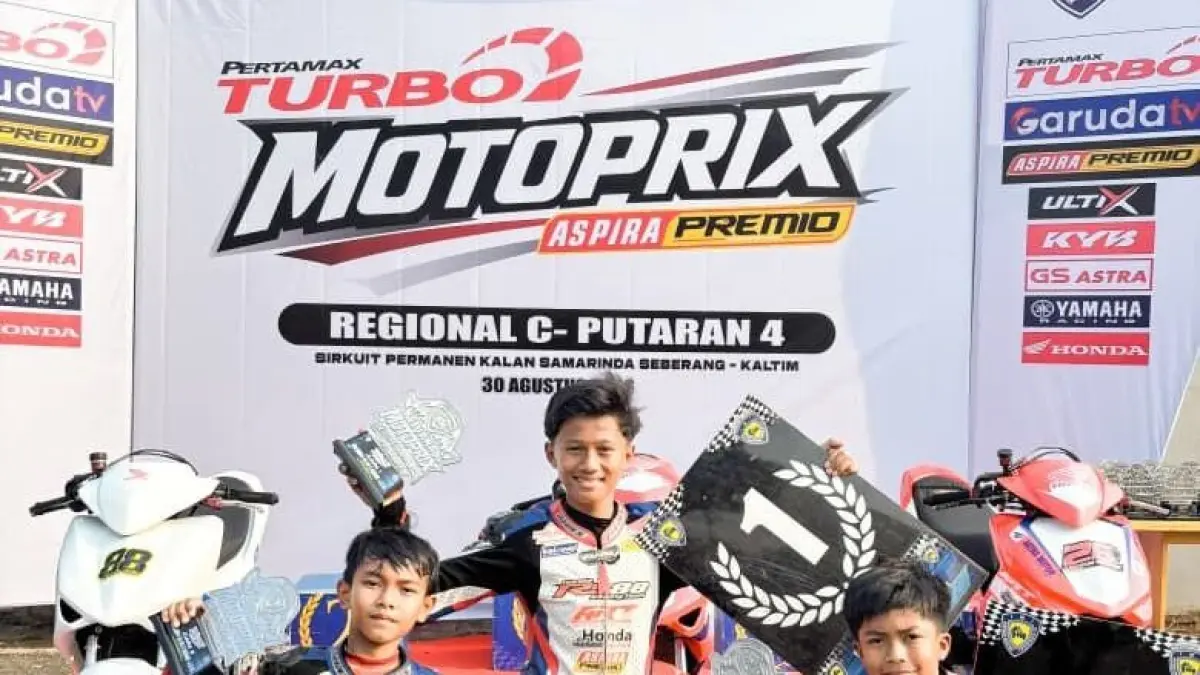 Safaraz Akma Fadhil (tengah), pebalap binaan RS88 Racing Team, sukses meraih podium 1, disusul Reza Abinaya (kiri) di podium 2, serta Ryvero Salim dari R-FOUR Racing Team yang berhasil mengamankan podium 3 pada ajang Kejurnas Motoprix Putaran 4 Region C Kalimantan yang berlangsung di Sirkuit Permanen Kalan, Samarinda Seberang, Kalimantan Timur, pada 29–30 Agustus 2026.