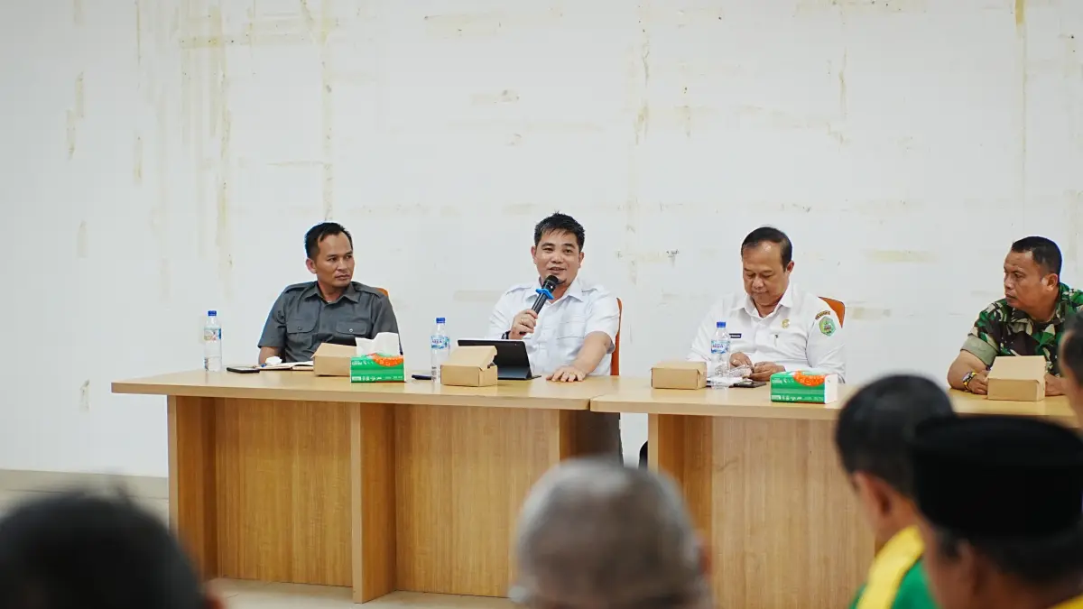 ARAHAN: Wakil Bupati Mahulu Suhuk (pegang mic) memberikan arahan kepada OPD terkait tindak lanjut penyaluran bantuan tahap II di Cafetaria Kantor Bupati, Rabu (2/9). JODY KRISTIANTO/KP