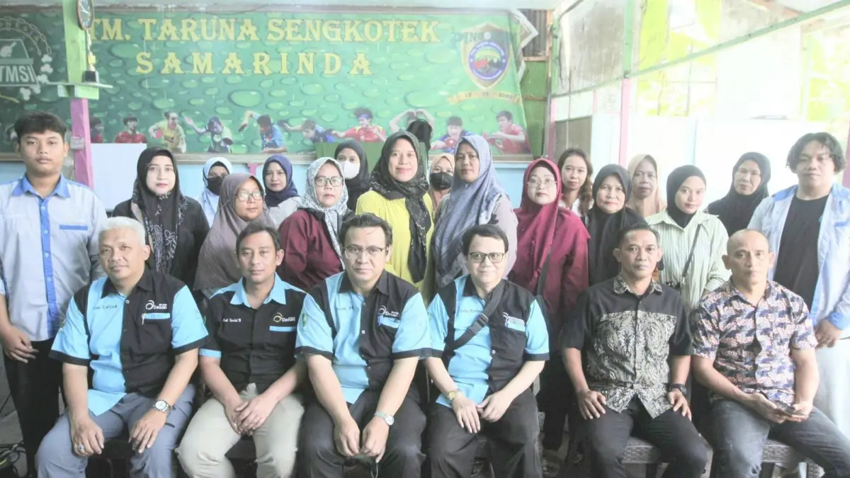BERI MANFAAT: Tim dosen dan mahasiswa POLNES bersama peserta mengabadikan momen usai pelatihan desain kemasan bagi pelaku UMKM di Kelurahan Sengkotek.