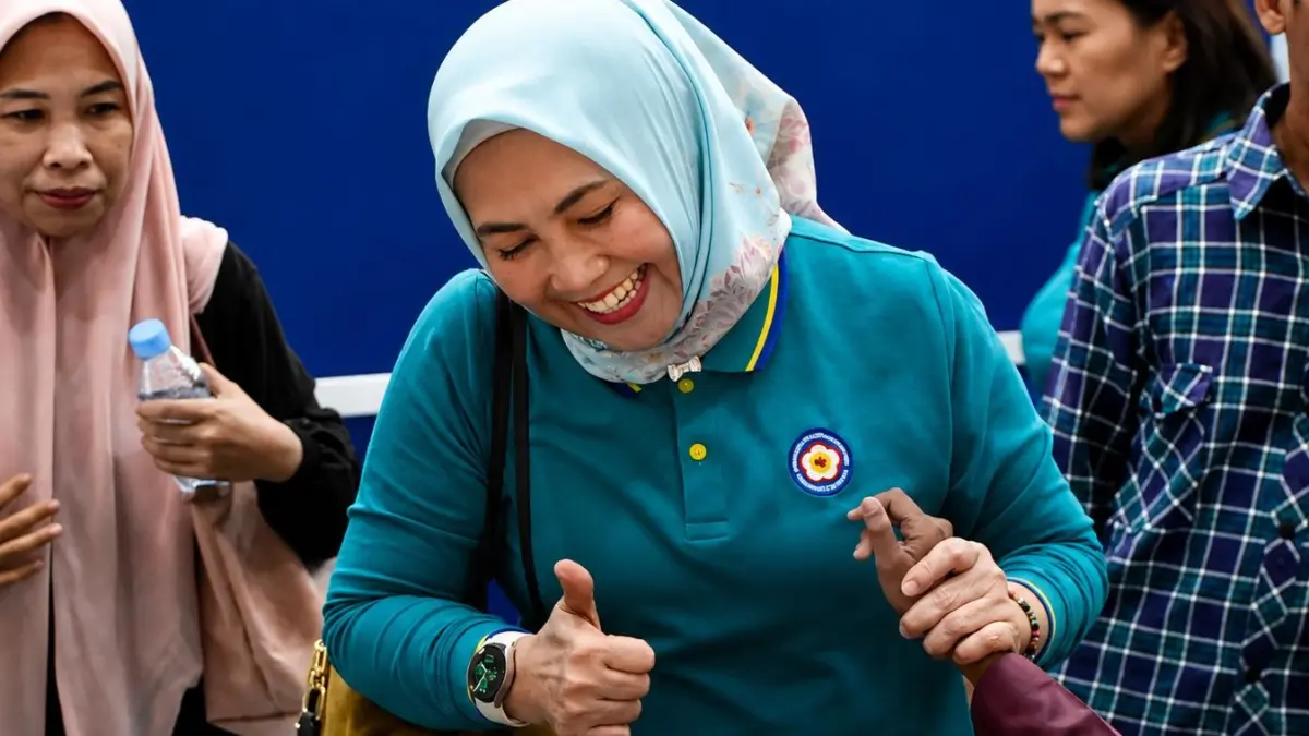 BERI SEMANGAT: Ketua PIKK PLN UIP KLT turut mendampingi peserta dalam pelaksanaan khitan massal sebagai bagian dari rangkaian kegiatan sosial.

&nbsp;