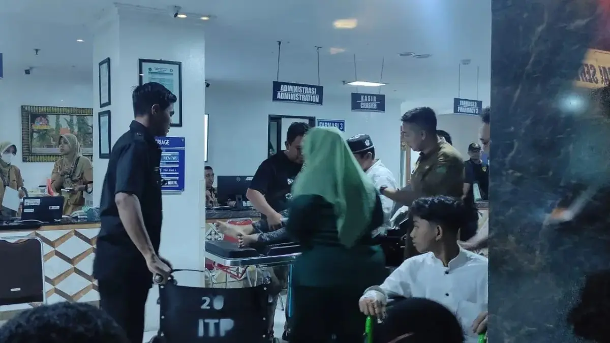 DIRAWAT: Ratusan santri Pondok Pesantren Manbaul Hikam, Sidoarjo, yang diduga keracunan setelah menyantap MBG tampak dirawat di rumah sakit.(IST)
