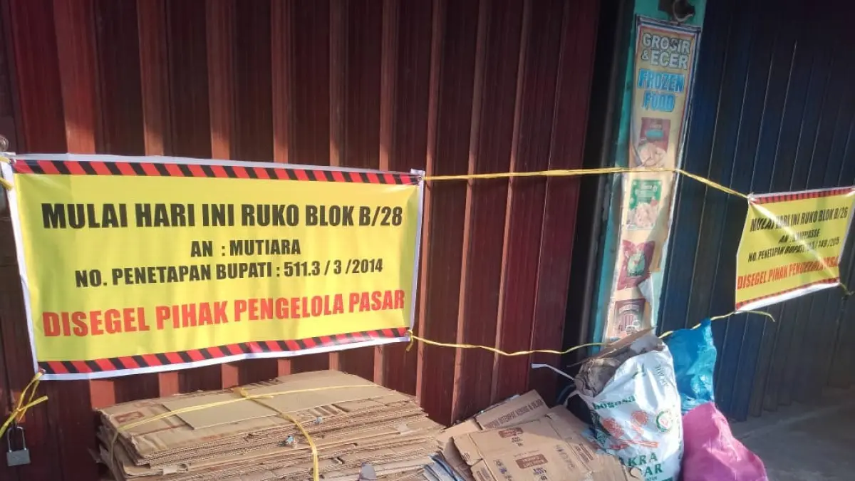 DISEGEL: Ruko milik pedagang Didik Maryanto tampak disegel oleh pihak pengelola pasar.(IST)