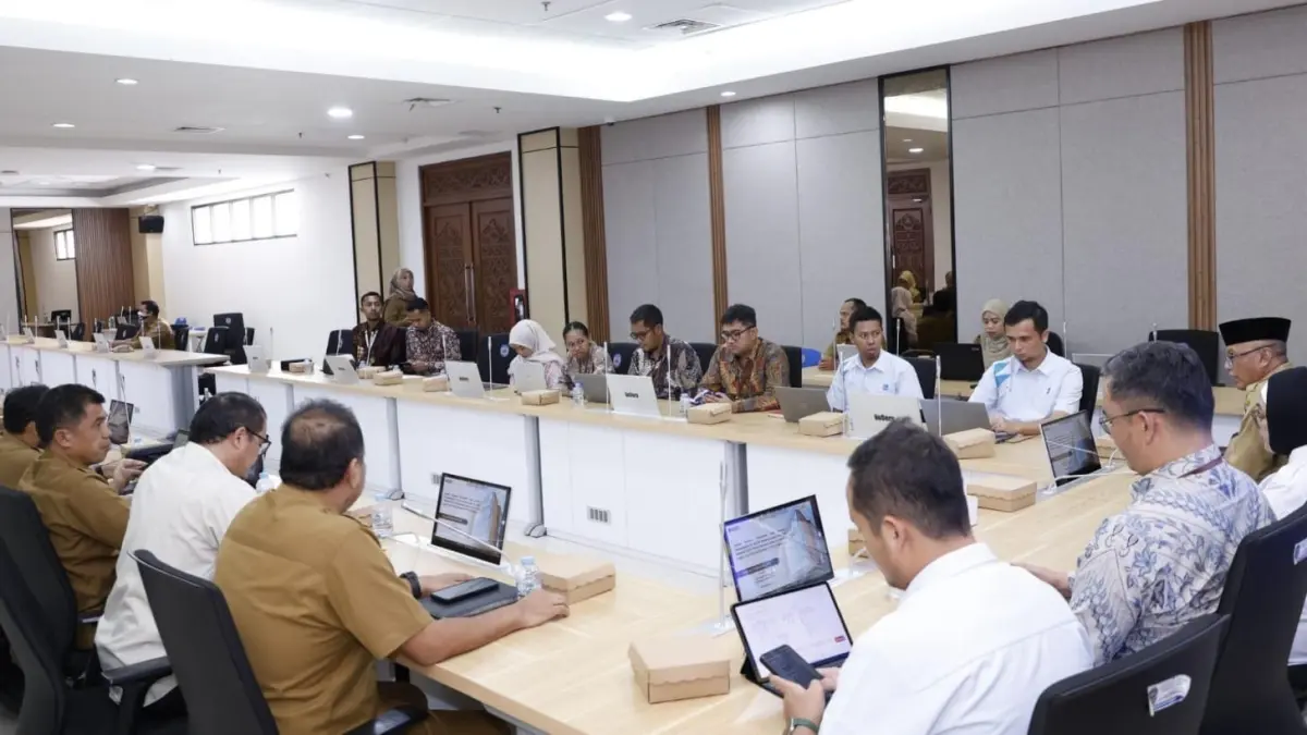 DUDUK BERSAMA:&nbsp;Pemkot Bontang mendengarkan penjelasan terkait proyek pembangunan gardu induk di Bontang Lestari. (FOTO: ADIEL KUNDHARA/KP)
