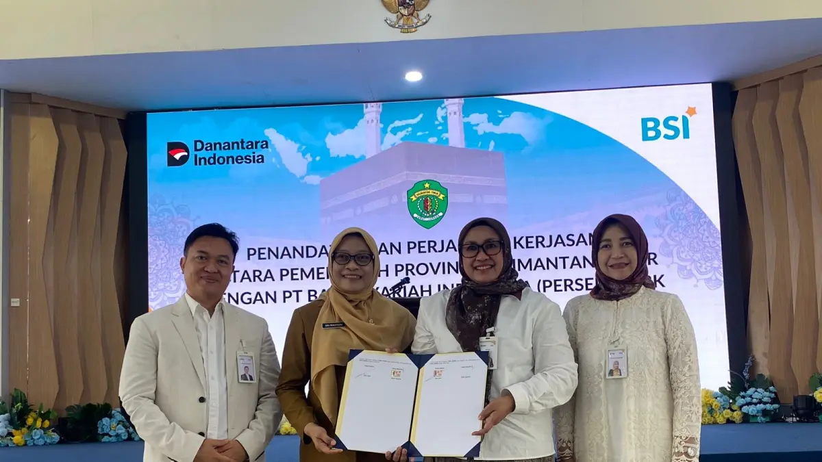 DUKUNGAN: (kanan ke kiri) Dien Lukita Purnamasari, Andi Asni, Sri Wahyuni, dan Sefudin Suria Hidayat bersama menunjukkan program Kaltim Berhaji yang sudah resmi disepakati. 