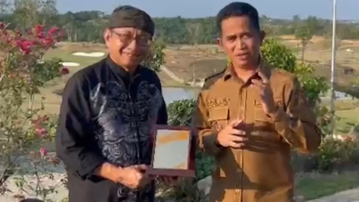 Isradi Zainal (kiri) bersama Rahmad Mas’ud.