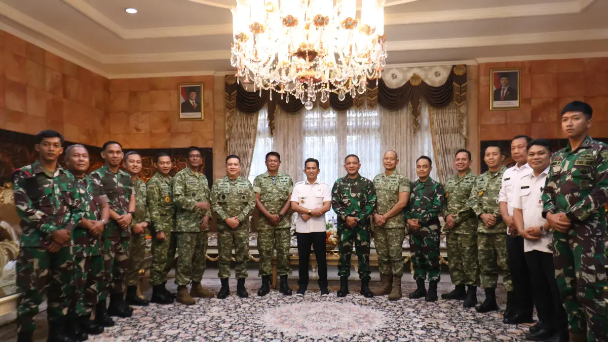 Jajaran Satgas Penyuluh Bencana Karhutla Mabes TNI bersama Wali Kota Balikpapan Rahmad Mas’ud usai pertemuan di Balikpapan, Rabu (2/9/2026). (ANGGI PRADITHA/KP)

&nbsp;
