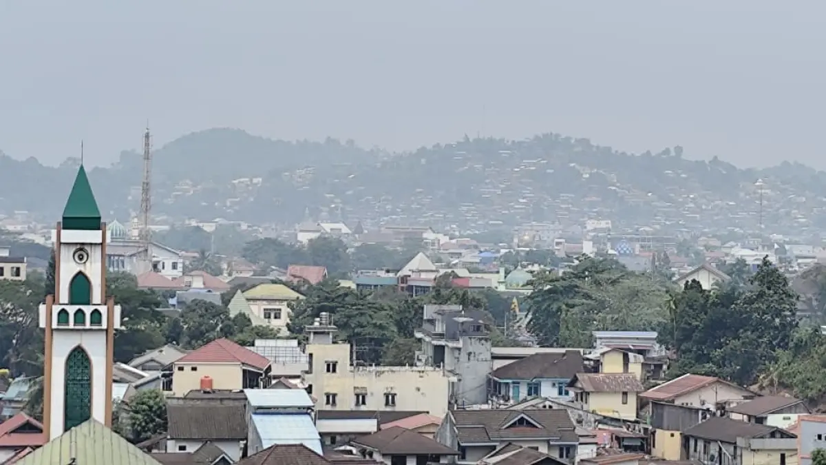 KABUT ASAP: BMKG Samarinda mencatat adanya penurunan kualitas udara di Kota Samarinda. Jika kondisinya terus memburuk, Disdikbud Samarinda pun mempertimbangkan skema KBM dialihkan secara daring. (DENNY SAPUTRA/KP)