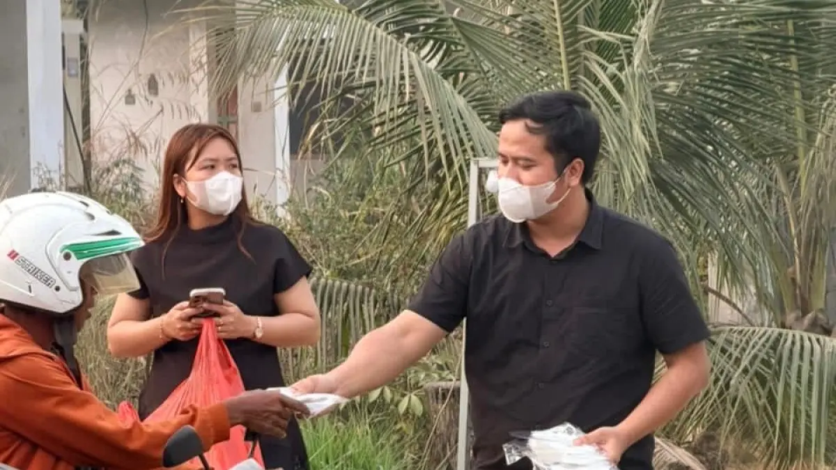 Ketua Karang Taruna Kabupaten Kutai Barat Tobi Rikardo (paling kanan) turun langsung ikut membagikan masker.