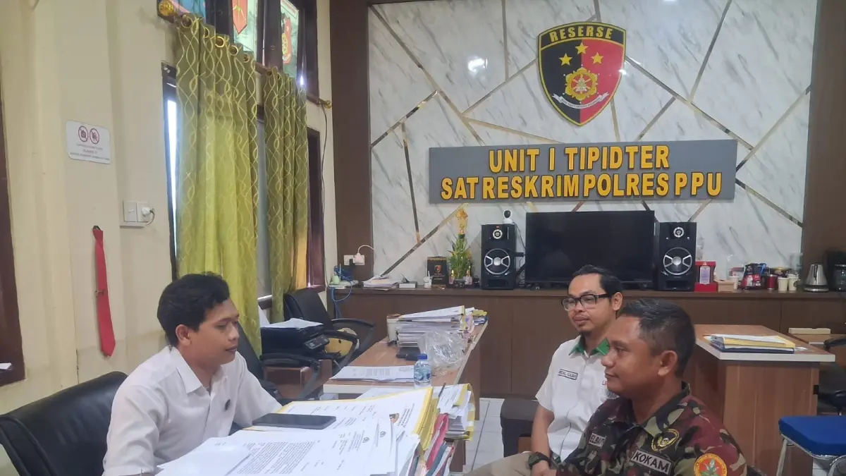 LAPOR POLISI: Didik Maryanto (kanan) didampingi kuasa hukum Amrizal (berkacamata) saat melaporkan penyegelan tokonya diduga dilakukan oleh pengelola pasar ke Polres PPU.(IST)