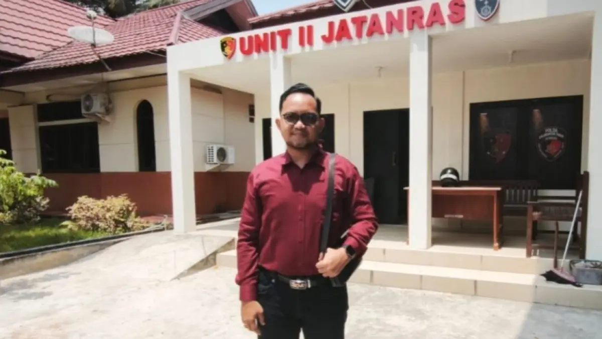 M Faisal, kuasa hukum korban saat berada di markas Ditreskrimum Polda Kaltim.