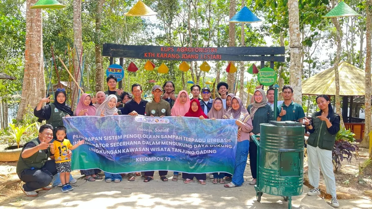 MAHASISWA MENGABDI DESA: Mahasiswa ITK bersama pengelola Wisata Tanjung Gading KM 12 pada kegiatan penutupan dan serah terima insinerator sederhana sebagai upaya mendukung pengelolaan sampah yang lebih efektif dan berkelanjutan.