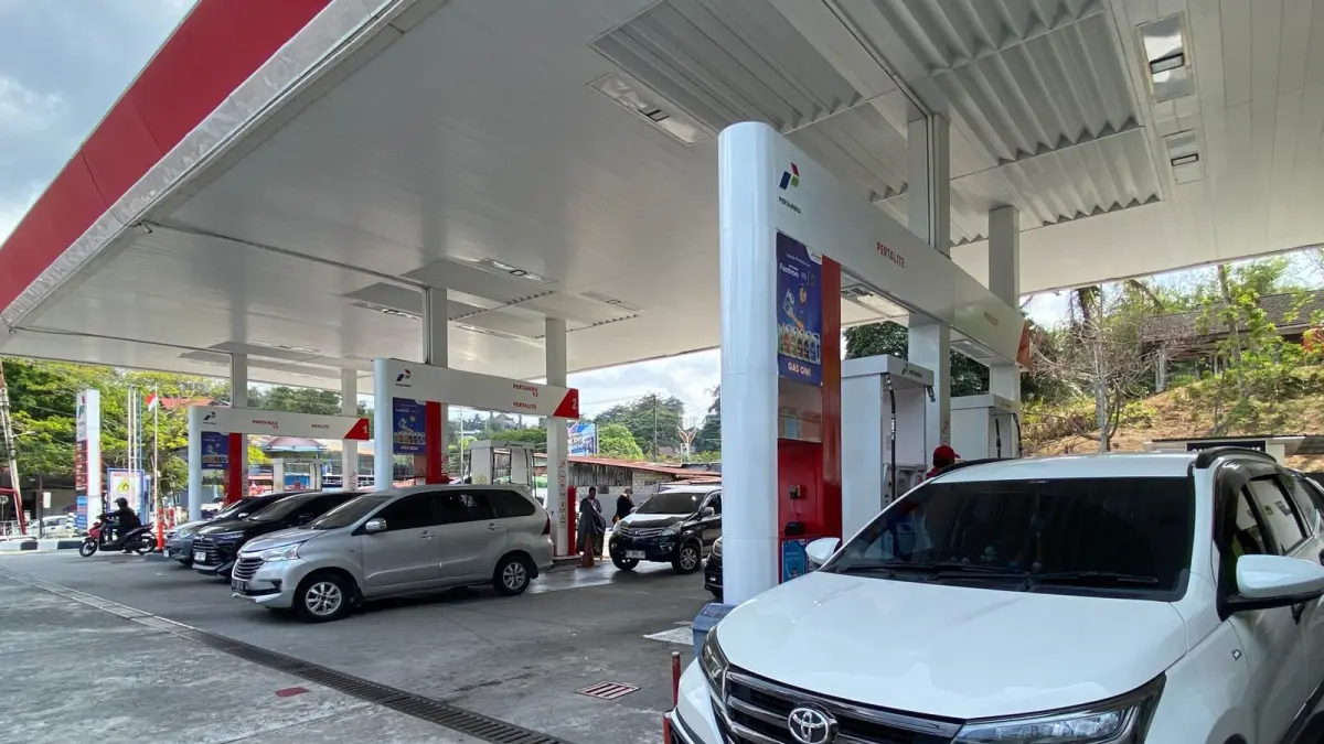 MASIH ANTRE: Deretan kendaraan mengantre BBM jenis Pertalite di salah satu SPBU Balikpapan, Rabu (2/9/2026). Kuota Pertalite Balikpapan tahun 2026 terpangkas hingga 51.868 KL dari usulan sebesar 177.039 KL. (FOTO: DINA ANGELINA/KP)