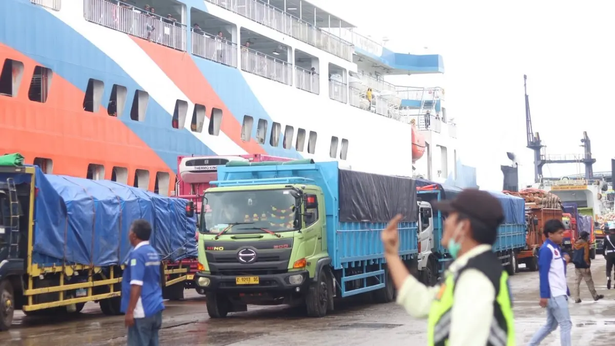 MENINGKAT: Volume barang yang diangkut melalui jalur laut Kaltim naik signifikan, seiring bertambahnya volume barang yang diangkut di beberapa pelabuhan. (ANGGI/KP)