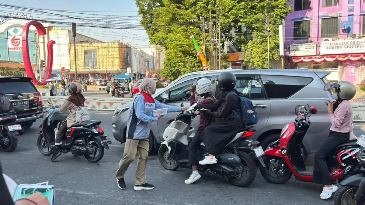 PEDULI: Tim Pertamina bersama relawan di Samarinda membagikan ribuan masker bagi pengguna jalan, beberapa waktu lalu.

