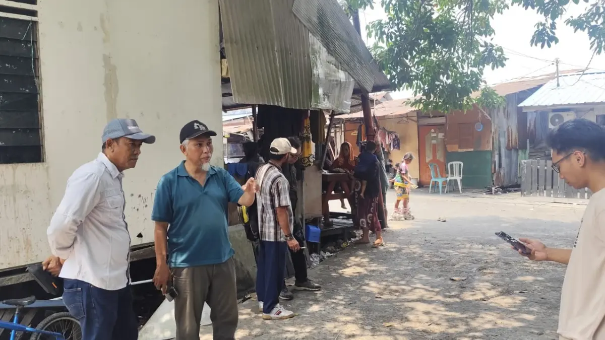 PENDEKATAN: Ananta Diro Nurba (kiri) berbincang dengan warga bantaran SKM dalam kegiatan pendataan bangunan terdampak normalisasi SKM, di RT 24 Kelurahaan Sidomulyo kecamatan Samarinda Ilir, Rabu (2/9). (DENNY SAPUTRA/KP)