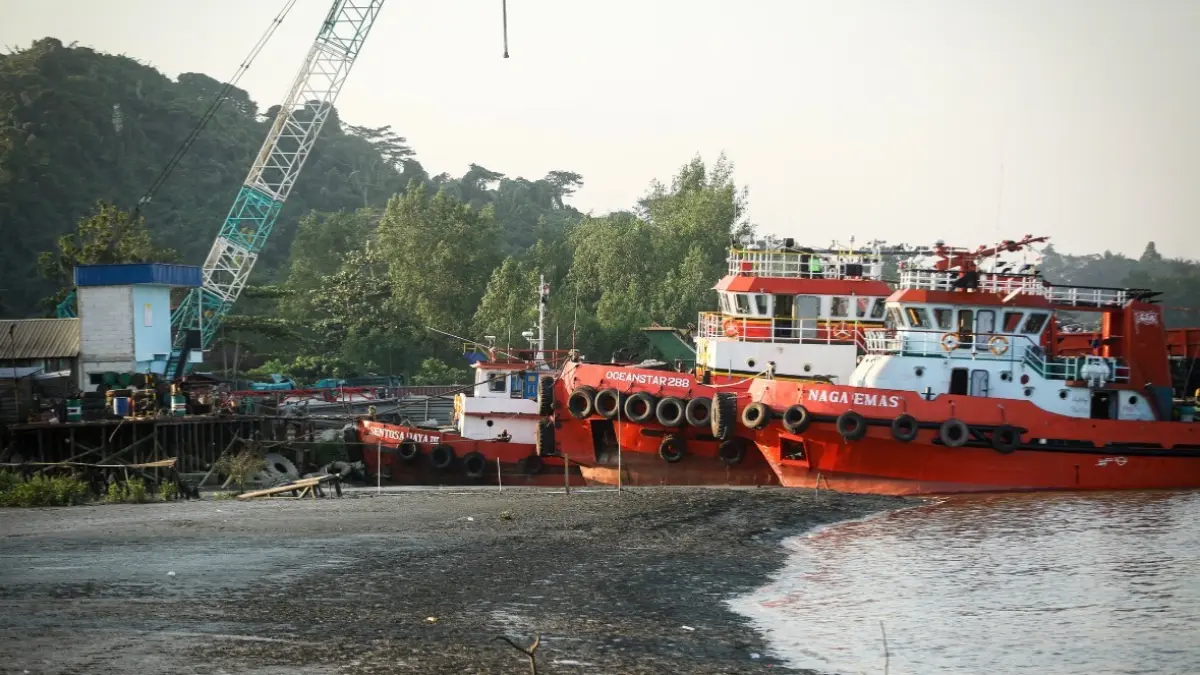 Pengusaha pelabuhan, nakhoda, dan pemilik tersus menyesuaikan draft kapal dengan mengurangi muatan tongkang dari kapasitas normal 7.000 ton menjadi 5.500–6.000 ton guna mengantisipasi risiko tongkang kandas di titik-titik kritis alur sungai. (RAMA/KP)