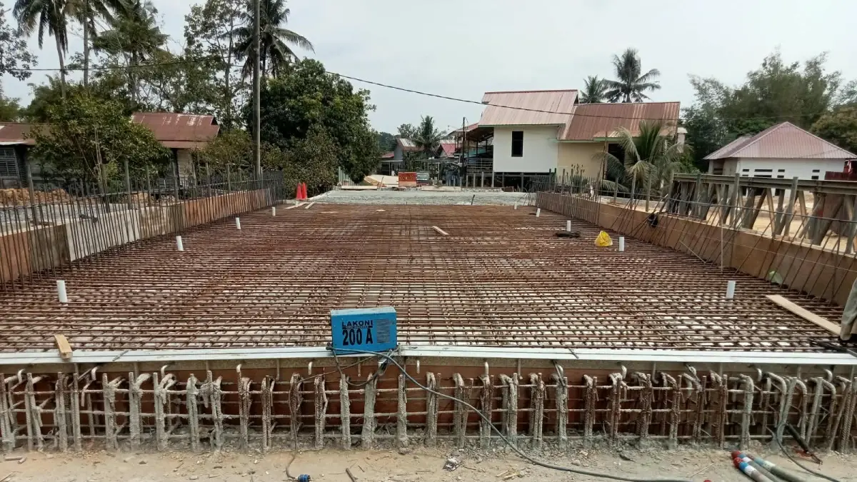 PESAT:&nbsp;Progres pengerjaan pembangunan jembatan Guntung terus dikebut oleh kontraktor. (FOTO: ADIEL KUNDHARA/KP)