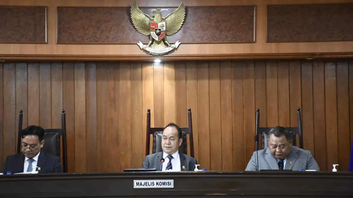 PUTUSAN: Ketua KPPU Gopprera Panggabean memimpin Sidang Pembacaan Putusan Perkara Nomor 14/KPPU-M/2025 di Gedung KPPU, Jakarta, Selasa (1/9).