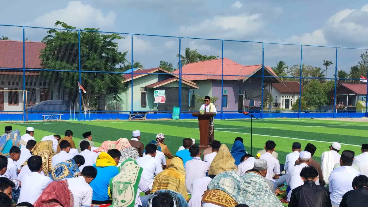 SALAT ISTISQA: Pemerintah dan masyarakat saat menggelar Salat Istisqa di Lapangan Waru, PPU.(IST)