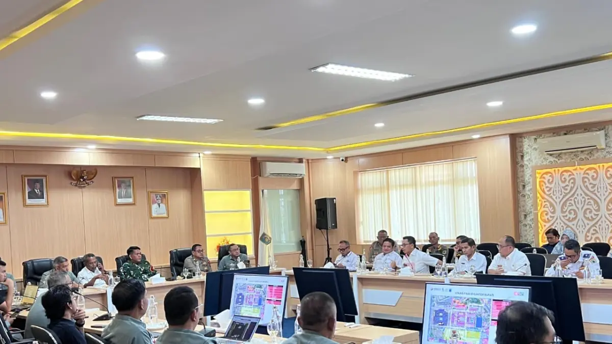 Sekda Paser Katsul Wijaya memimpin rapat koordinasi persiapan event Kideco Run 2026 bersama manajemen PT Kideco Jaya Agung. (NAJIB/KP)