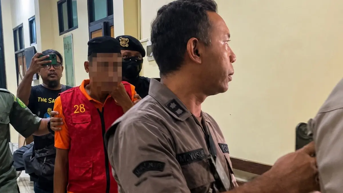 Terdakwa BS dikawal personel kepolisian menuju mobil tahanan setelah menjalani sidang di Pengadilan Negeri Balikpapan, Rabu (2/9).(FOTO TAUFIK/KP)