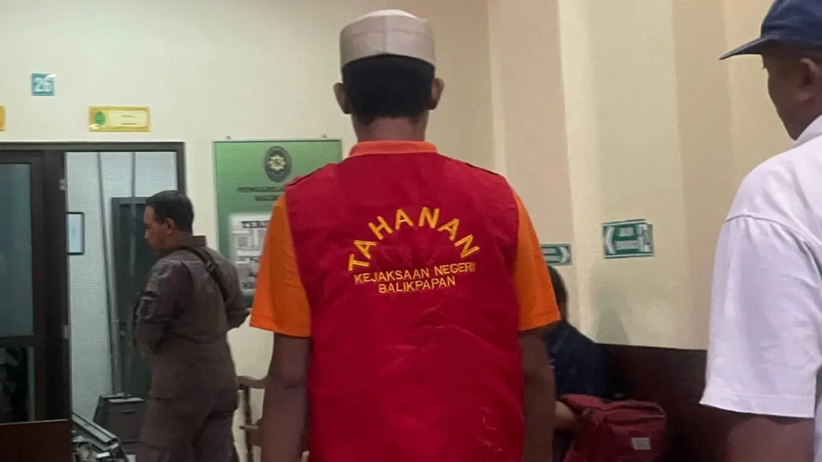 Terdakwa kasus penyebaran video asusila. (FOTO M TAUFIK/KP)