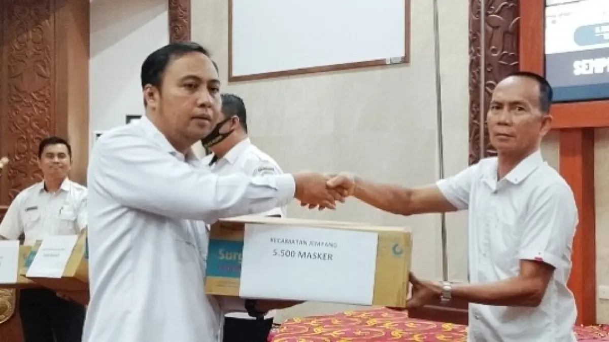 UNTUK MASYARAKAT: Pemkab Kubar memberikan bantuan masker yang diserahkan untuk segera diberikan ke masyarakat. 
