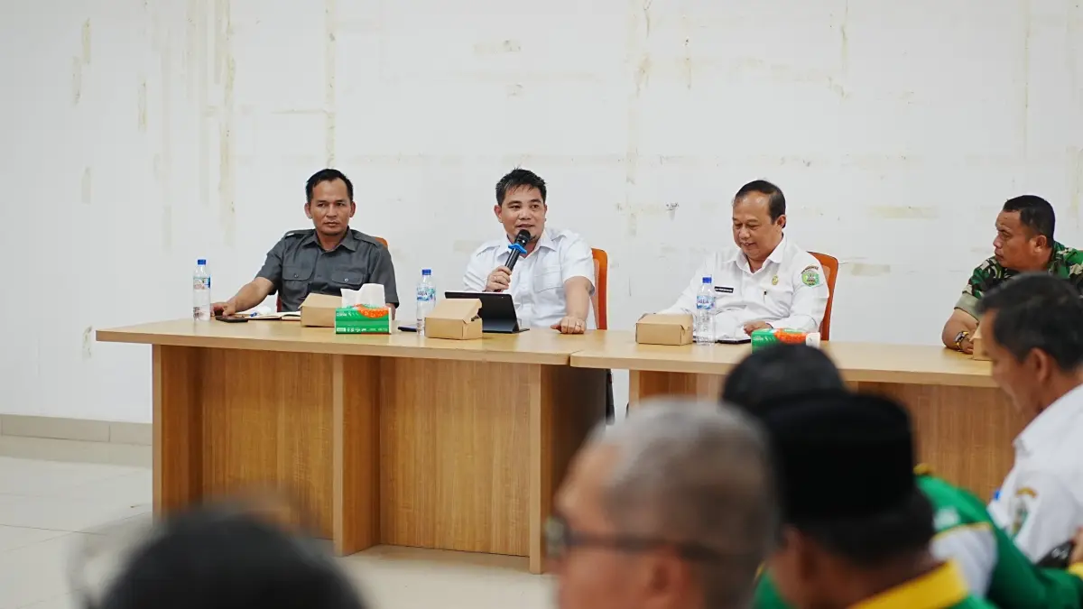 Wakil Bupati Mahulu Suhuk (pegang mic) memberikan arahan kepada OPD terkait tindak lanjut penyaluran bantuan tahap II di Cafetaria Kantor Bupati, Rabu (2/9). (JODY KRISTIANTO/KP)
