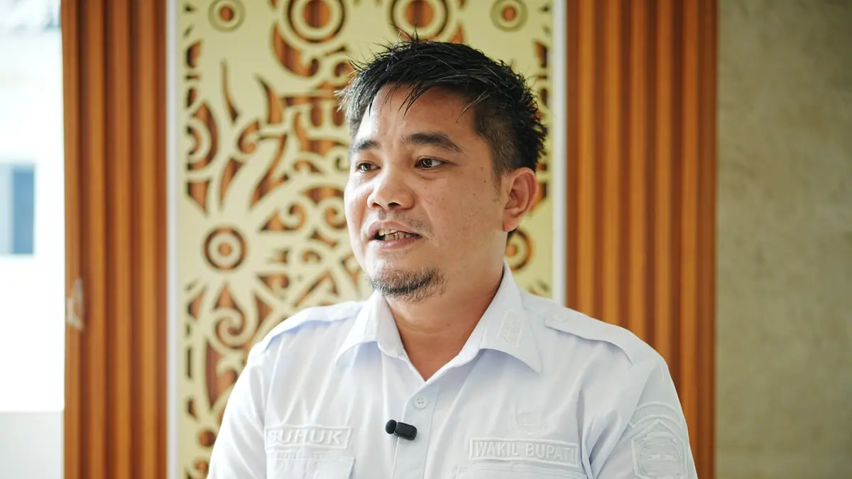 Wakil Bupati Mahulu Suhuk saat diwawancarai media usai rakor persiapan bantuan pangan tahap II di Kantor Bupati, Rabu (2/9). (JODY KRISTIANTO/KP)