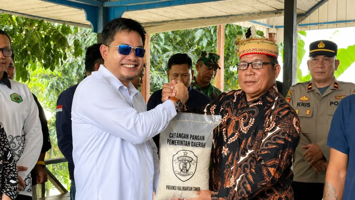 Wakil Bupati Mahakam Ulu Suhuk bersama Camat Long Apari Petus Ngo saat penyerahan bantuan pangan dari Pemerintah Provinsi Kalimantan Timur di Kampung Tiong Ohang, Kecamatan Long Apari, Minggu (30/8). Bantuan tersebut disalurkan untuk membantu memenuhi kebutuhan pangan masyarakat di tengah kondisi kemarau dan surutnya Sungai Mahakam. Foto: Istimewa