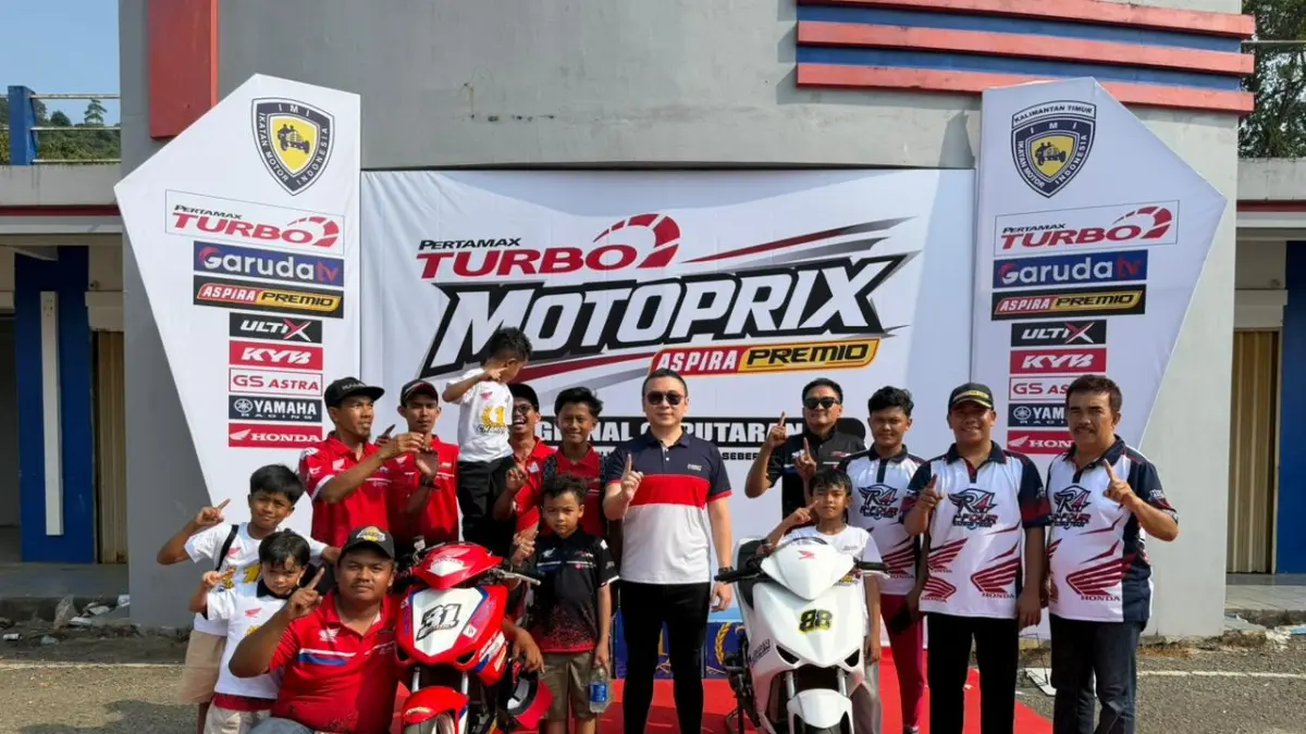 Marketing Manager Astra Motor Kaltim 2, Matthew Poetera Sah, memberikan dukungan penuh kepada para pebalap muda binaan Honda yang sukses meraih podium dalam Kejurnas Motoprix Putaran 4 Region C Kalimantan di Sirkuit Permanen Kalan, Samarinda Seberang.