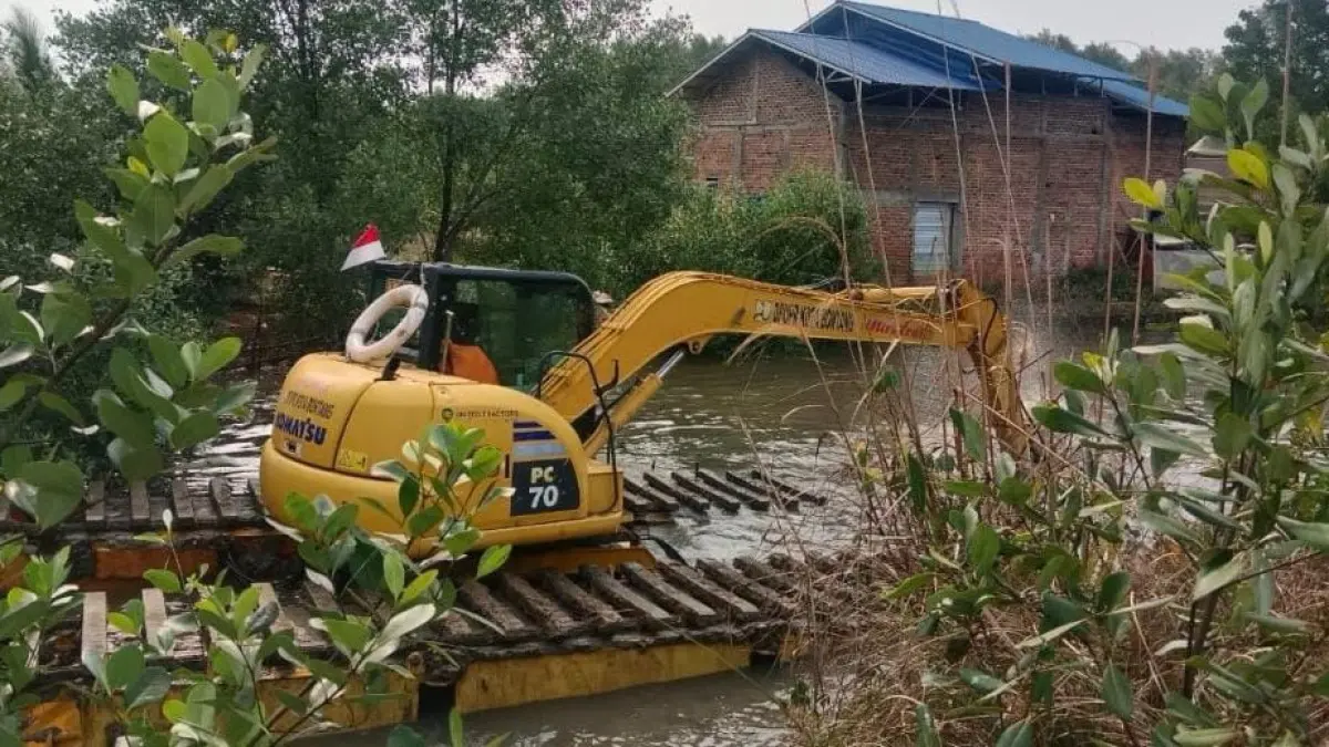 ANTISIPASI GENANGAN:&nbsp;Dinas PUPRK Bontang menurunkan alat berat untuk normalisasi saluran drainase di beberapa titik. (FOTO: ADIEL KUNDHARA/KP)