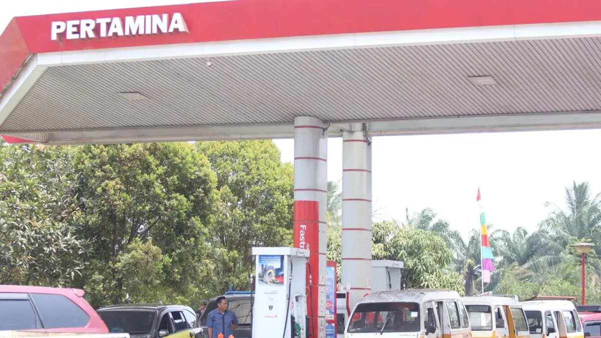 ANTREAN: Pemkot Balikpapan menerjunkan Satgas Penertiban untuk memonitor dampak penerapan aturan baru penyaluran BBM bersubsidi. (ANGGI PRADITHA/KP)