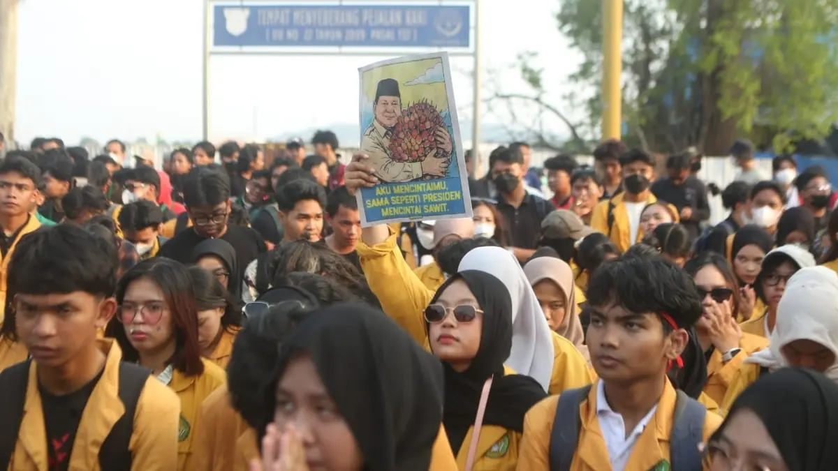 Belasan tuntutan Aliansi Rakyat Kaltim menggema di depan Kantor Gubernur Kaltim, Kamis (3/8). (FOTO/RAMA KP)