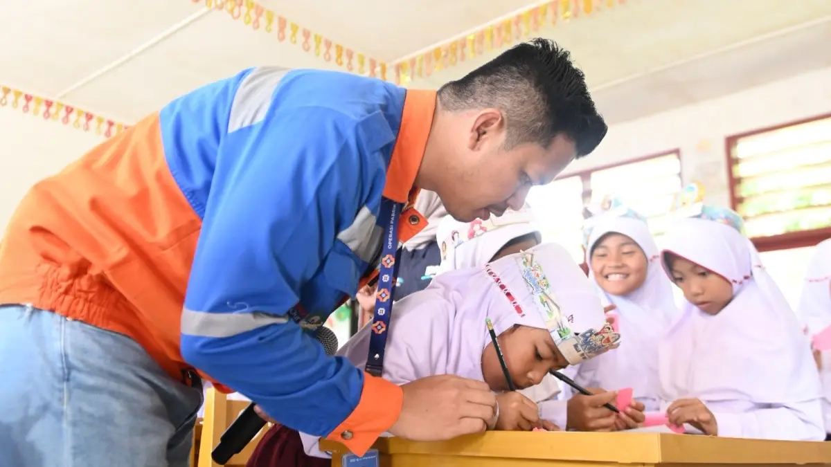 BERBAGI: Para relawan berkesempatan berbagi motivasi dan inspirasi kepada para pelajar, sekaligus mendorong mereka untuk memiliki semangat dalam meraih cita-cita.