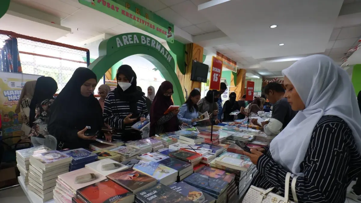 BERBURU BUKU: Warga dan pelajar memadati arena Bazar Buku Murah yang digelar Disputakar Kota Balikpapan dalam rangka memperingati Bulan Gemar Membaca, Kamis (3/9/2026). (ANGGI PRADITHA/KP)