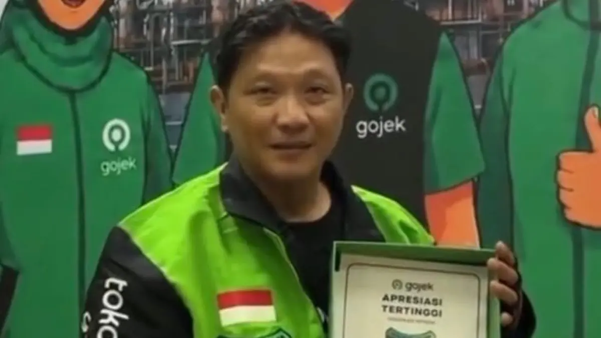 BERKAT KETEGUHAN: Hampir sepuluh tahun mengabdi sebagai Mitra Perintis Jalan, Lauw temukan harmoni antara rezeki, keluarga, dan ibadah lewat fleksibilitas kerja, kini diganjar apresiasi Ponsel baru.