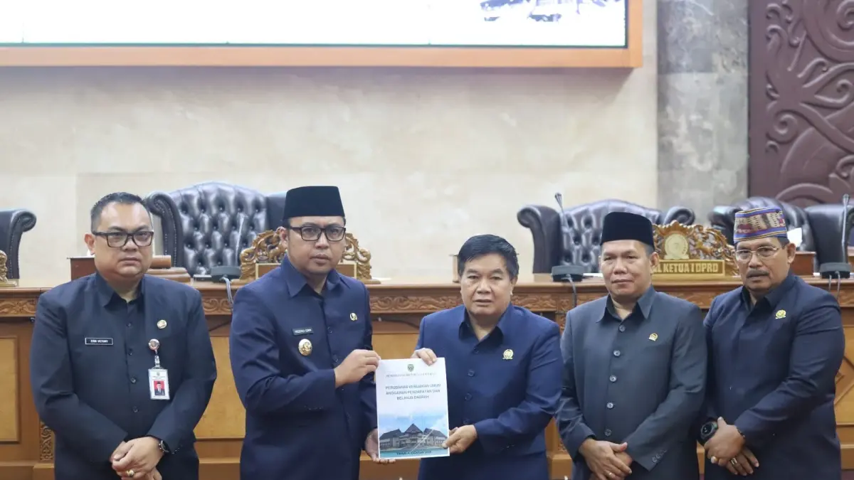 Bupati Kutai Barat bersama pimpinan DPRD setelah kesepakatan KUA-PPAS Perubahan APBD 2026 dalam Rapat Paripurna II Masa Sidang III di Ruang Sidang Utama DPRD Kubar, Sendawar, Kamis (3/9/2026).