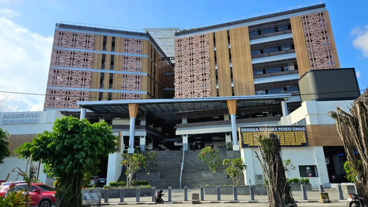 DIANGGARKAN: Eskalator outdoor direncanakan untuk mengatasi keluhan tangga Pasar Pagi yang dinilai terlalu tinggi. (HAFIZ/KP)