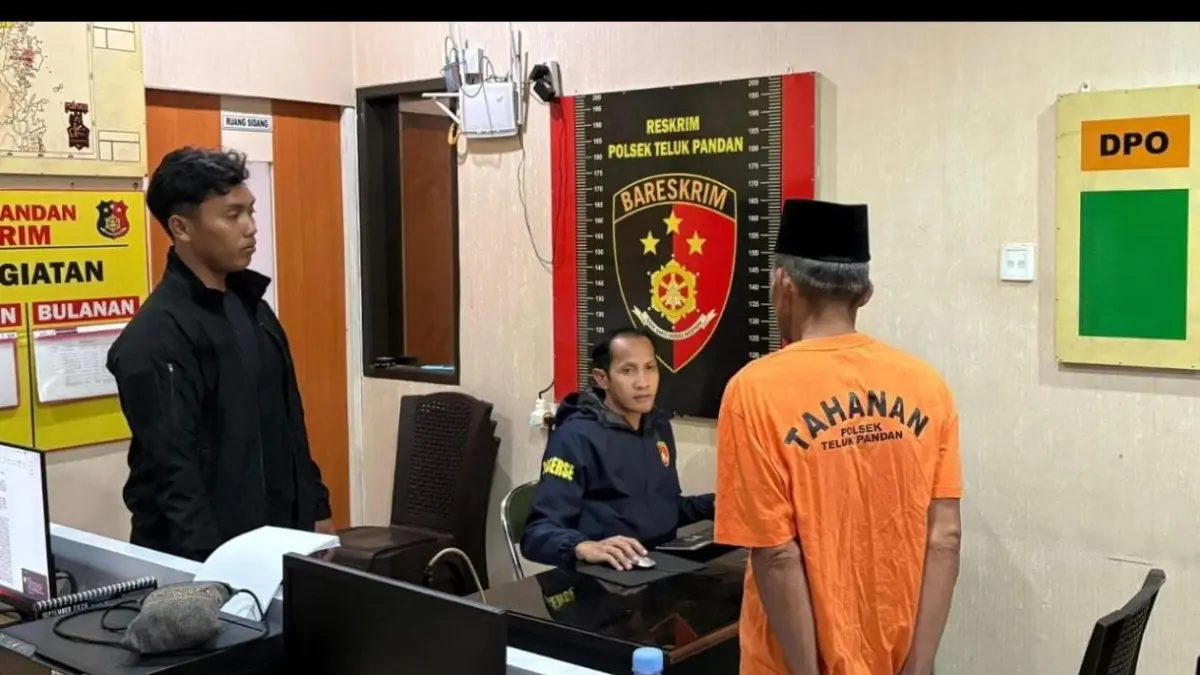DIPERIKSA POLISI: MA (baju tahanan) menjalani pemeriksaan di Polsek Teluk Pandan terkait dugaan kebakaran lahan bekas persawahan seluas sekitar 5 hektare di Desa Suka Damai, Kutai Timur. (IST)
