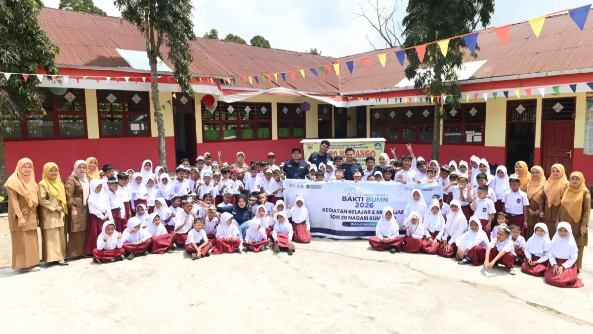 DUKUNGAN: Relawan Bakti BUMN Pupuk Kaltim mendukung kegiatan di SDN 20 dan SDN 06 Kumango melalui aktivitas mengajar, pemberian motivasi kepada pelajar, serta dukungan sarana pendidikan.
