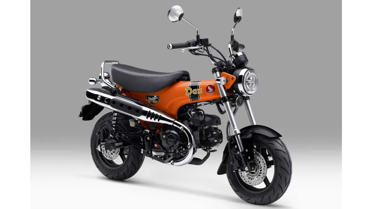 Honda ST125 Dax hadir dengan pilihan warna baru yakni Candy Energy Orange dan Pearl Shining Black yang mampu memberikan karakter unik dan berbeda bagi pecinta sepeda motor yang ingin mengekspresikan gaya personalnya. (*)