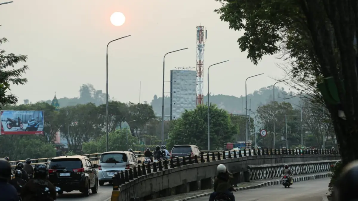Kualitas udara Samarinda masuk kategori sedang. DLH mengimbau warga menggunakan masker saat beraktivitas di luar ruangan. (RAMA/KP)

&nbsp;