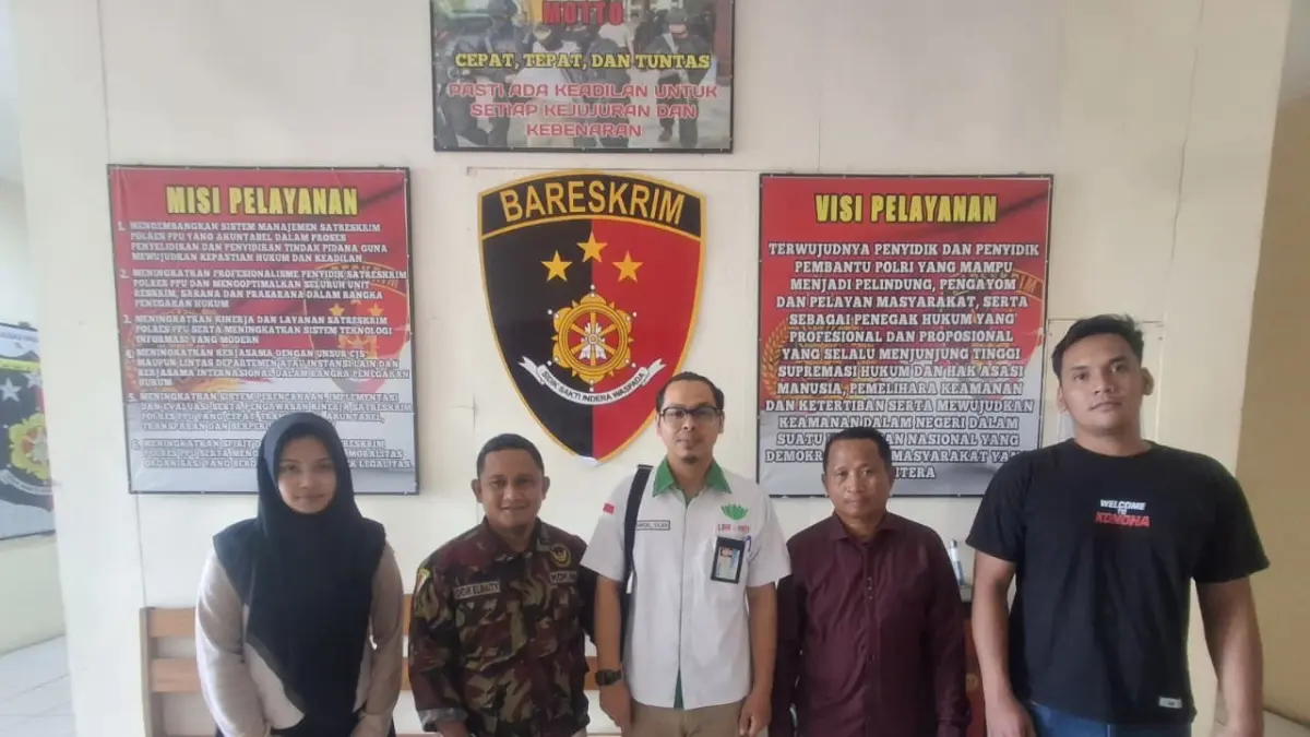LAPOR POLISI: Pedagang Pasar Petung, Didik Maryanto (dua kiri) dan kuasa hukumnya, Amrizal (tengah) saat mendatangi Polres PPU, melaporkan dugaan penyegelan rukonya oleh pengelola pasar.(IST)