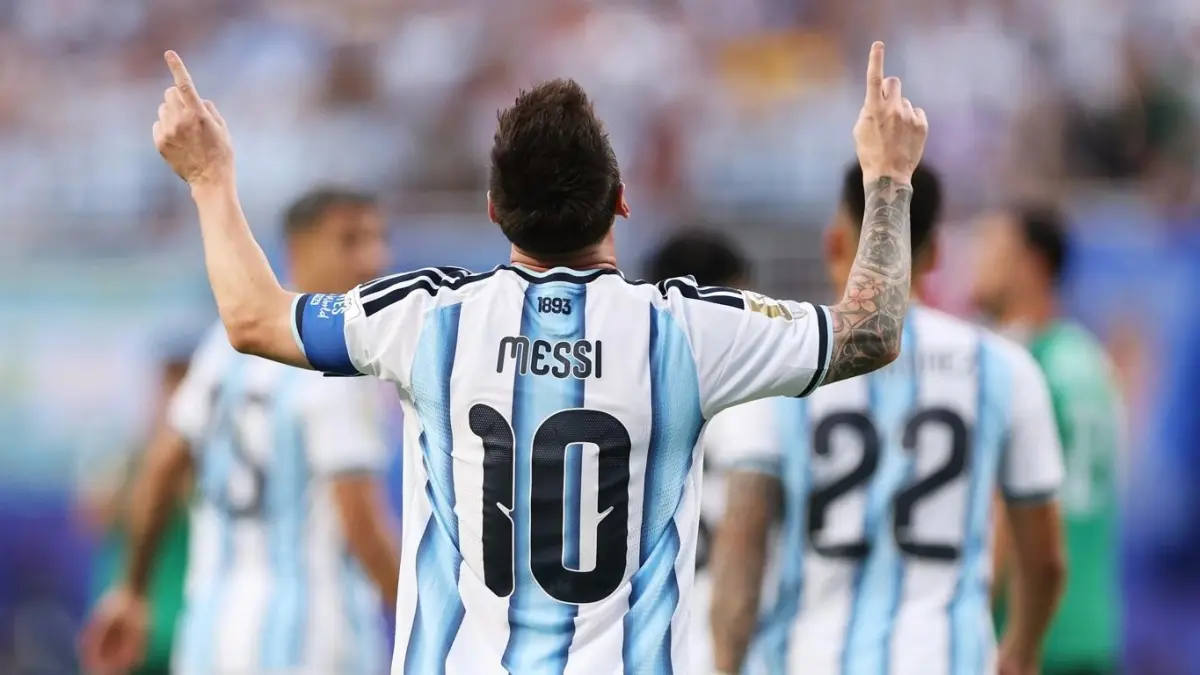 Lionel Messi saat mengenakan nomor 10 bersama Timnas Argentina. (Official FIFA)